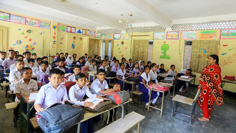 প্রাথমিকের ক্লাস শুরু, মাধ্যমিক খুলবে বুধবার